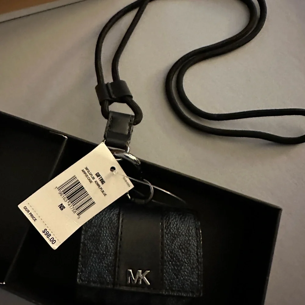 COPY - MICHAEL KOORS AIRPODS PRO CASE